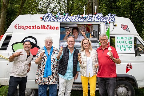 Das Team von Bürger für uns Pänz begleitet die Eiswagen-Aktion Mitglieder des Vorstands von Bürger für uns Pänz stehen vor dem Eiswagen