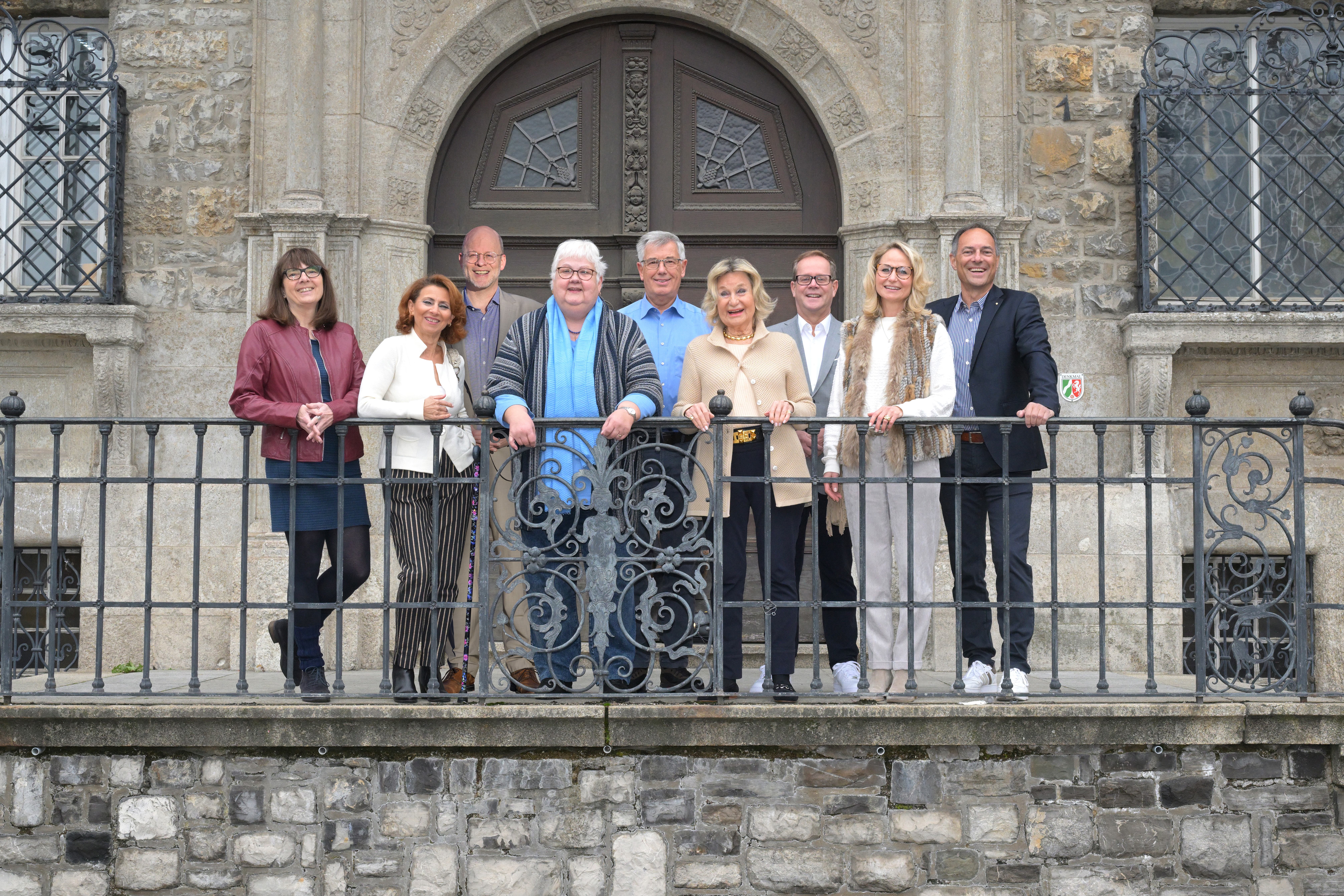 Vorstand Foto der Vorstandsmitglieder vor dem Bergischer Gladbacher Rathaus